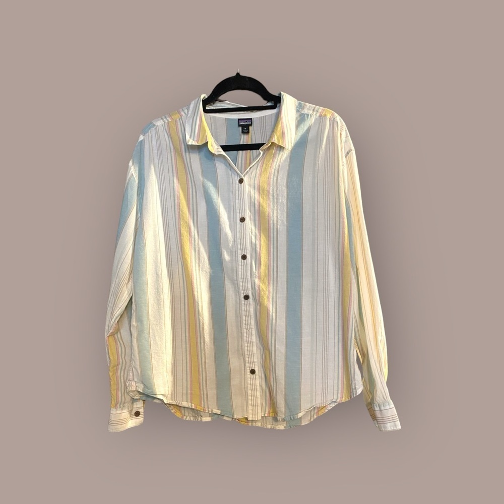 Patagonia women’s striped worn wear shirt. Organic cotton and hemp. Size M.